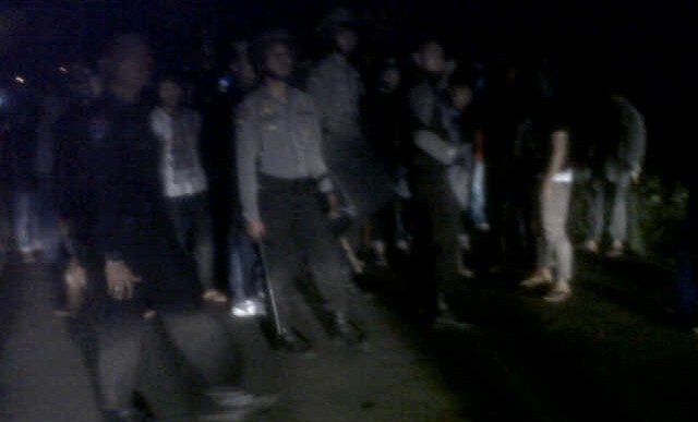 Aparat keamanan terlihat bersiaga di perbatasan Kumun-Tanjung Pauh Mudik dini hari tadi (10/11)