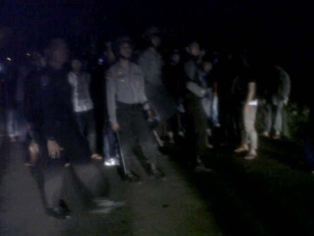 Suasana mencekam di perbatasan dua desa, Kumun dan Tanjung Pauh. Aparat Brimob masih stand by di lokasi. 