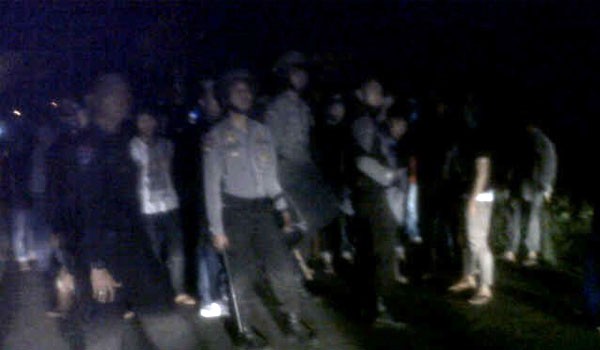 Suasana mencekam di perbatasan dua desa, Kumun dan Tanjung Pauh. Aparat Brimob masih stand by di lokasi beberapa waktu yang lalu