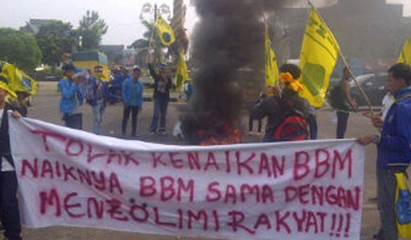 Aksi demo kenaikan BBM di Muarabulian  