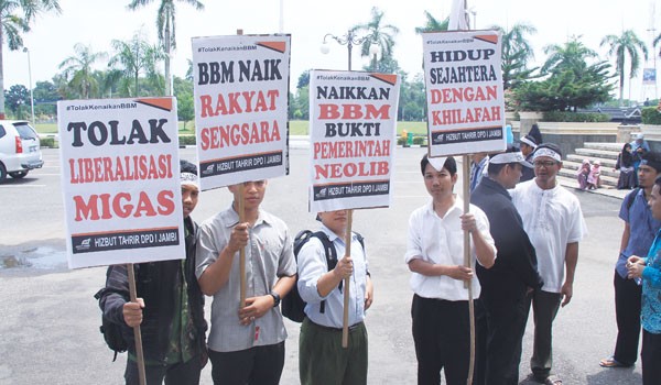 TOLAK KENAIKAN BBM: AksimassaHTI Provinsi Jambi di DPRD Provinsi Jambi. Mereka menolak kenaikan BBM. M KHAIDIR/JE  