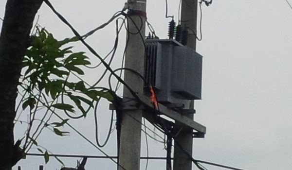 Gardu listrik terbakar disamping Polda Jambi