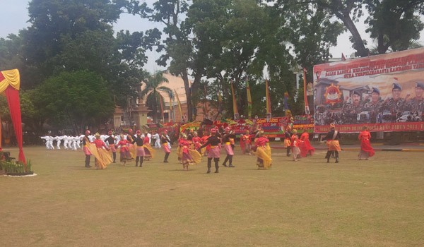 Bhayangkari saat menampilkan seni tari daerah