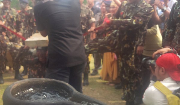 Anggota Brimob saat menampilkan atraksi pecahkan batu