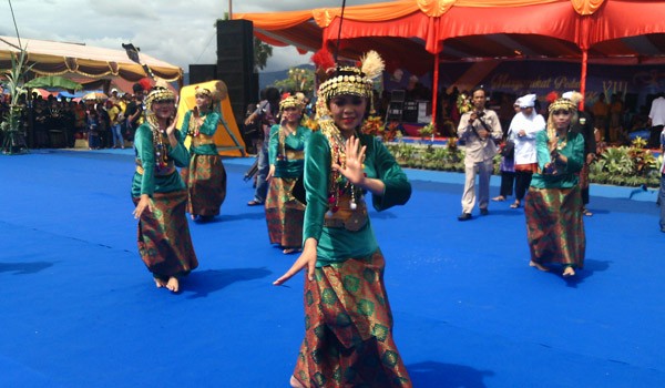 Tarian daerah di acara JOWSAK trail adventure di Kab. Kerinci