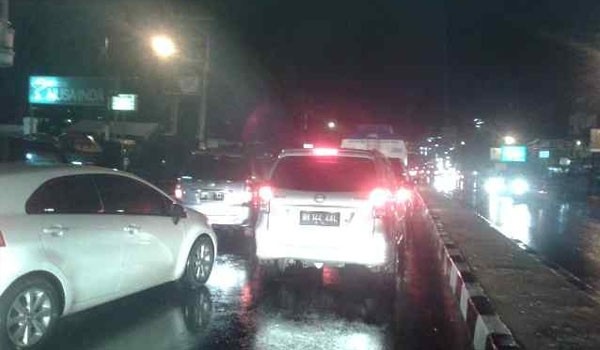 Antrian kendaraan terlihat beberapa kilo meter di SPBU Nusa Indah malam ini (17/11)