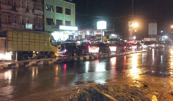 Jalan Pattimura macet karena antrian kendaraan mengisi bbm (17/11)