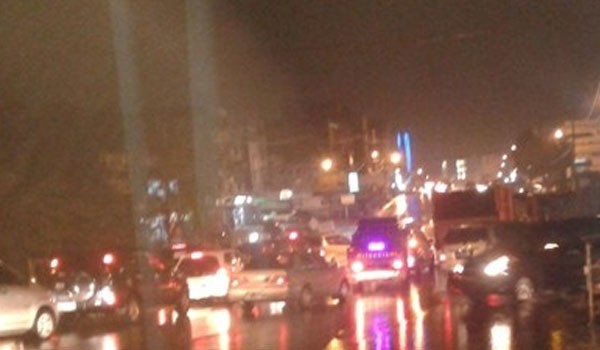 Antrian kendaraan terlihat beberapa kilo meter di SPBU Nusa Indah malam ini (17/11)