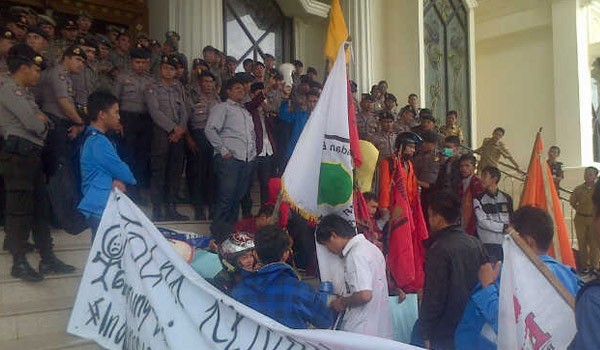 Demo mahasiswa yang menolak kenaikan BBM di kantor gubernur Jambi  