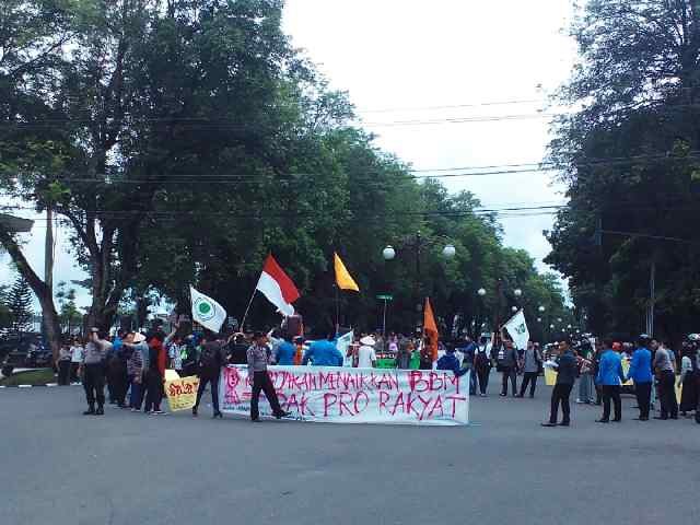 Demo menolak kenaikan BBM di Simpang BI Kota Jambi