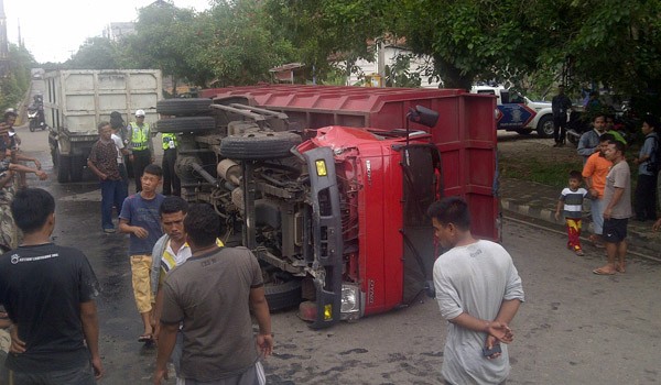 Mobil batubara terbalik dari arah Jambi ke Sarolangun