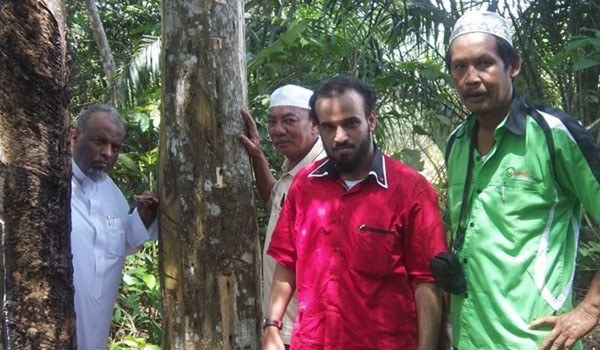 INVESTASI MENJANJIKAN: Petani gaharu Jambi saat berfoto dengan investor dari Arab Saudi. F/IST      