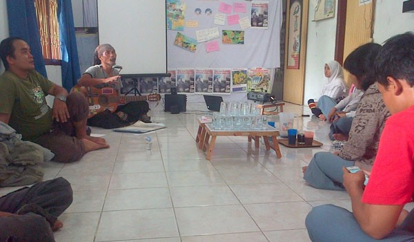 Lanjutkan Perjalanan Keliling,  Wing Sentot Lelang CD di Kantor Walhi Jambi