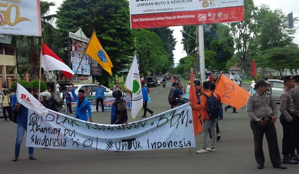 Demo mahasiswa yang menolak kenaikan BBM di kantor gubernur Jambi
