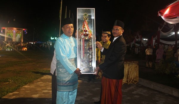 Bupati Batanghari Sinwan  saat menyerahkan piala juara umum yang diraih   Kecamatan Muaro Sebo Ilir