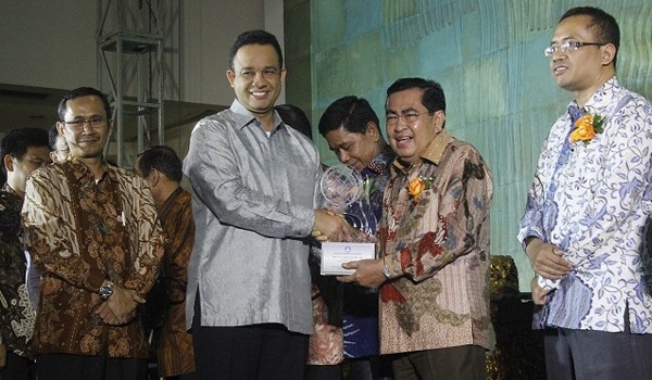 Walikota H Asafri Jaya Bakri saat menerima penganugerahan Kihajar 2014 dari Menteri Pendidikan dan Kebudayaan RI, Anies Baswedan