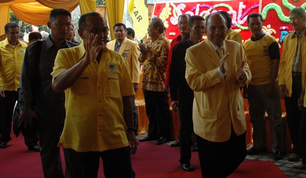 Aburizal Bakrie bersama Zoerman Manap dalam sebuah kesempatan. Hingga saat ini Golkar Jambi masih solid mendukung ARB di Munas mendatang.   