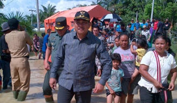 Wakil Bupati Bungo tinjau dan memberikan bantuan kepada korban banjir di Dusun Sungai Buluh   