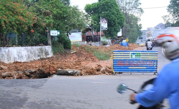 Pembangunan jaringan baru PDAM di Paal V Kota Jambi. F/M KHAIDIR/JU