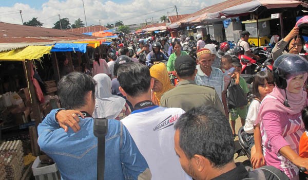 RAMAI: Suasana pasar atas Bungo tampak ramai oleh aktifitas jual beli antara pedagang dan pembeli, DOK/JE