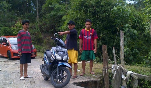 RUSAK : Jalan penghubung tiga RT di Kelurahan Pasir Putih Kecamatan Rimbo Tengah nyaris putus. Kondisi tersebut sangat meresahkan warga sekitar. HADINATA/JE