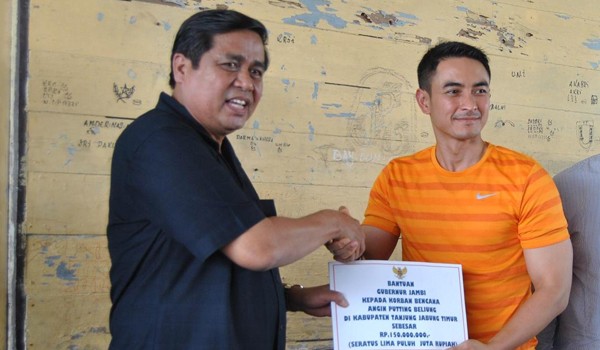 Kandidat Gubernur Jambi, Hasan Basri Agus (HBA) dan Zumi Zola dalam sebuah kesempatan. Dengan bertambahnya syarat pencalonan di Pilgub Jambi mendatang, perebutan dukungan parpol diprediksi bakal sengit.