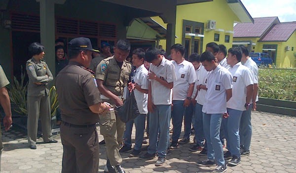 Anak SMA yang terjaring razia oleh Sat Pol PP di Bungo