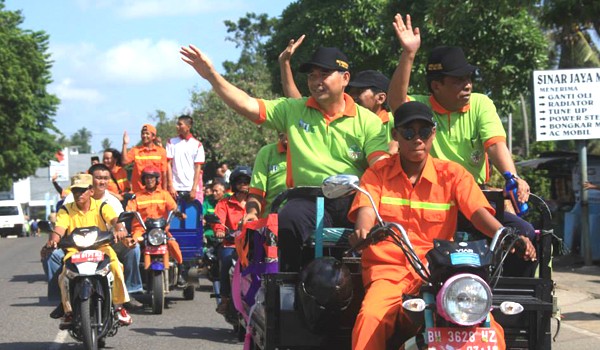 Walikota Jambi SY Fasha bersama para cleanic service alias PHL Kota Jambi mengarak piala adipura beberapa waktu lalu