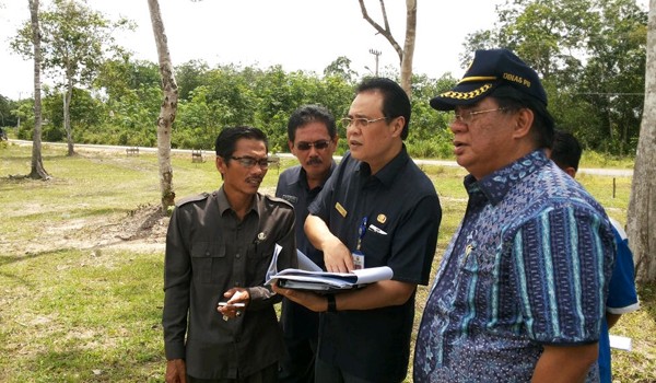Bupati Muarojambi H Burhannudin Mahir, bersama Sekda Muarojambi dan Kadis PU Muarojambi mengecek lokasi pembangunan stadiun.
