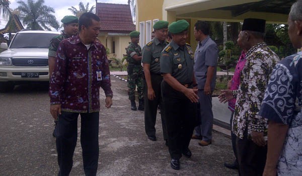 Sekda Batanghari Ali Redo menerima rombongan tamu yang merupakan Tim Pokja Staf Ahli Kepala Staf Angkatan Darat