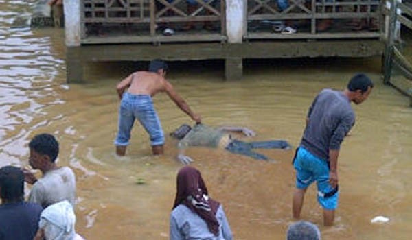 Warga yang menemykan mayat seorang pria