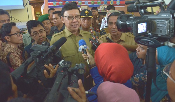 Tjahyo Kumolo didamping HBA saat diwawancara sejumlah wartawan