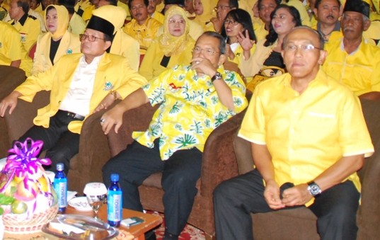 Ketua Wantim Golkar Fachrori Umar, Ketua DPD I Golkar Zoerman Manap dan Ketum Golkar ARB dalam sebuah kegiatan di Jambi. Golkar Jambi akan tetap mendukung ARB di Munas nanti