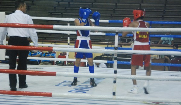 Tiga petinju Jambi berhasil  masuk ke partai final. Tampak salah satu petinju dalam sebuah pertandingan Jumat (28/11).      
