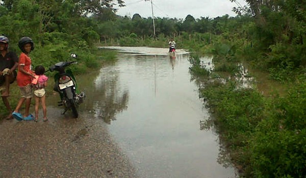 Banjir yang merendam akses warga menuju Kota Muara Tebo. Akibatnya, dua desa di Kecamatan Sumay tak bisa melakukan aktifitas dengan leluasa.
