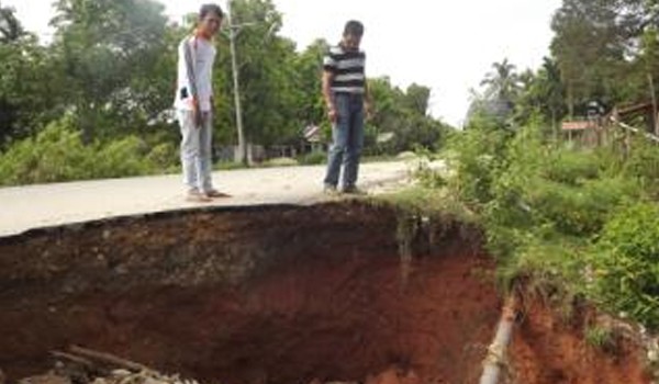 Jalan yang longsor akibat aktivitas Sirtu liar di Kabupaten Bungo.   