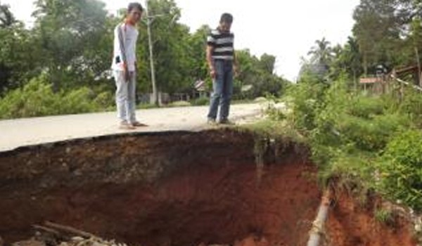 Jalan yang longsor akibat aktivitas Sirtu liar di Kabupaten Bungo.   