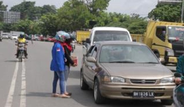 GALANG DANA: Mahasiswa yang turun ke jalan melakukan penggalangan dana, HADINATA/JE  