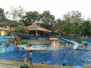 Salah satu objek wisata air yang kini masih ramai dikungjungi warga, meski harga BBM naik.  M KHAIDIR/JU