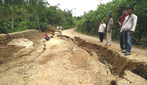 Ruas jalan yang mengalami longsor di Kabupaten Tebo