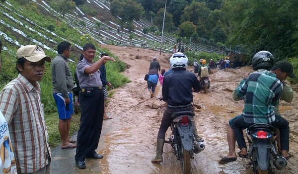 Jalan yang longsor di Muaraemat Kerinci akibat tingginya curah hujan   