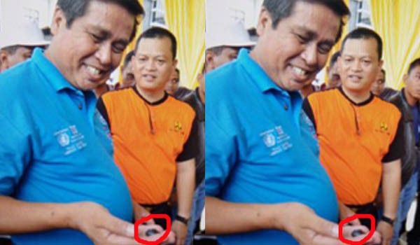 Gubernur Jambi Hasan Basri Agus, saat memamerkan batu nyang dibawa