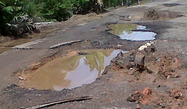 Jalan provinsi di 3 kecamatan menuju Bram Itam, Pengabuan dan Senyerang, hancur.