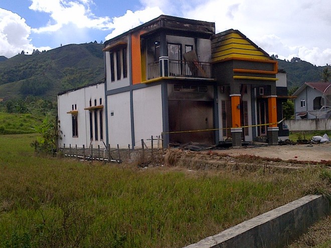 Rumah warga Tanjung Pauh yang dibakar saat kerusahan di perbatasan Kumun dan Tanjung Pauh 