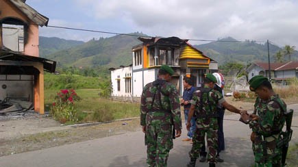 Aparat TNI saat berjaga di lokasi bentrok pertama beberapa waktu lalu