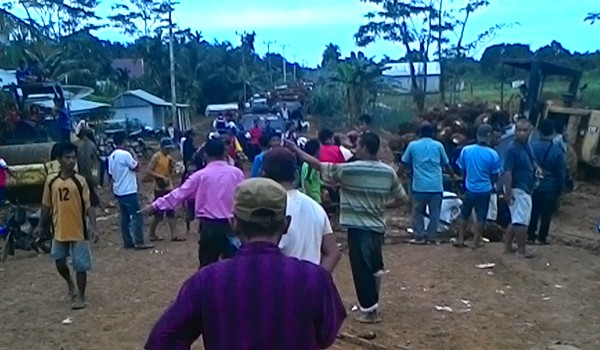 Warga yang menyaksikan antrian kendaraan yang menuju jembatan asoi