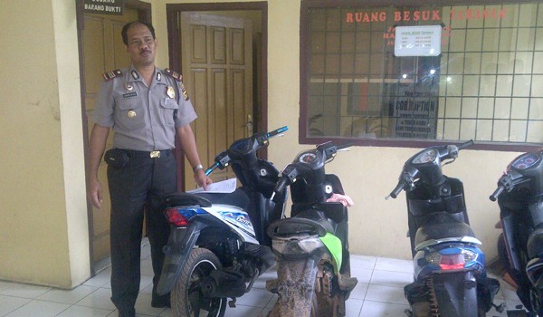 Akp Dwibo Likson yang menunjukan barang buktin pencurian sepeda motor (curanmor)