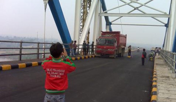 Jembatan Muara Sabak saat dilintasi mobil muatan