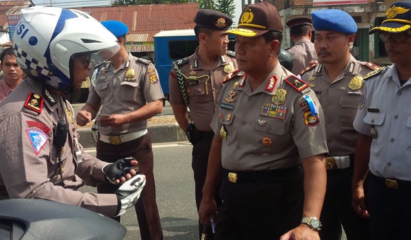 Kapolda Jambi Brigjen Pol Bambang Sudarisman saat meninjau operasi zebra di kuburan cina