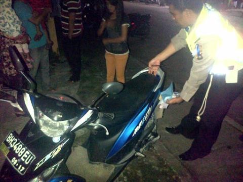 Aparat Polres Tanjab Barat saat mengamankan salah satu kendaraan